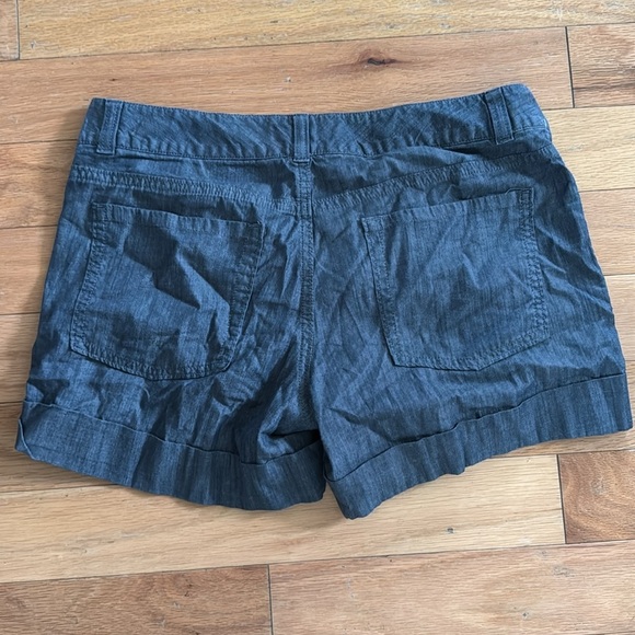 Banana Republic | Chambray Blue Shorts | Cuff Hem/Back Pockets | Size 6 - Picture 4 of 4